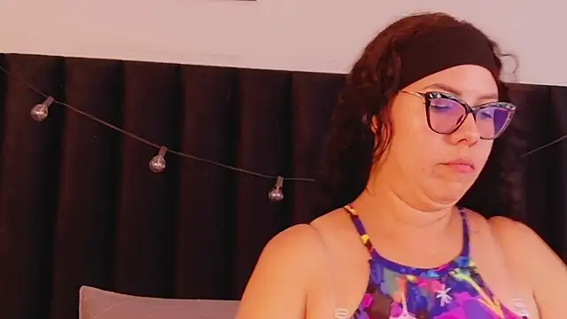 hotlatinateacher online show from October 31, 2025, 8:21 pm