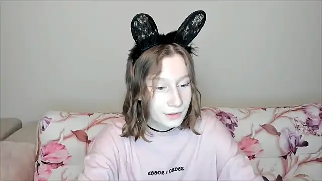 Snapshot of EnigmaSee chatting on December 20, 2024, 11:32 am EnigmaSee online show from December 20, 2024, 11:32 am