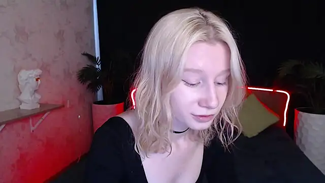 Snapshot of EnigmaSee chatting on October 2, 2025, 8:32 am EnigmaSee online show from October 2, 2025, 8:32 am