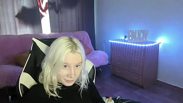 Snapshot of EnigmaSee chatting on May 18, 2026, 5:24 am EnigmaSee online show from May 18, 2026, 5:24 am