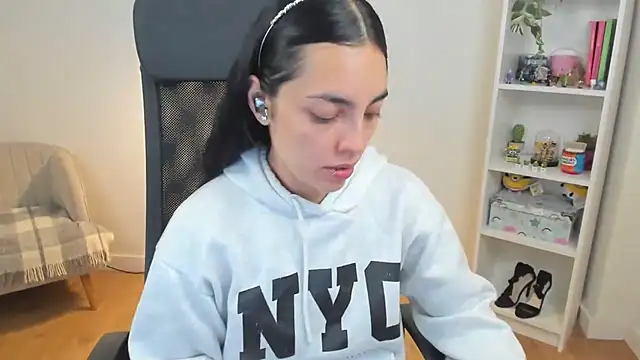  BellaEvans  online show from June 13, 2026, 4:21 am
