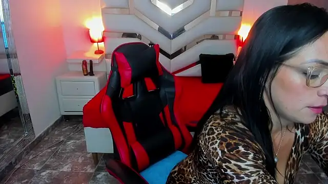 KateTompson  online show from September 9, 2025, 12:48 pm