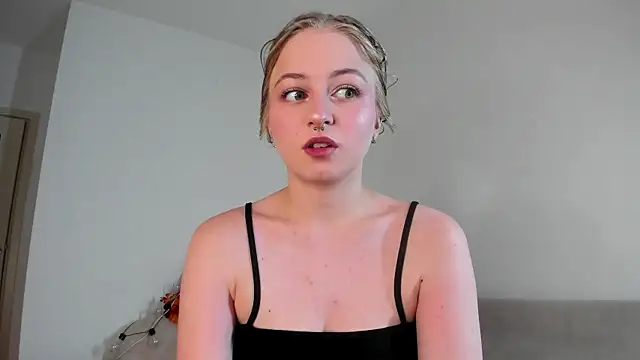 Snapshot of MiaMews chatting on November 26, 2025, 1:23 pm MiaMews online show from November 26, 2025, 1:23 pm