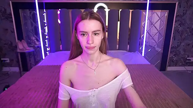 Snow WhiteeeX online show from May 18, 2026, 5:35 am