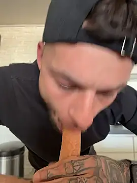 hottwoboys online show from April 14, 2026, 10:43 am