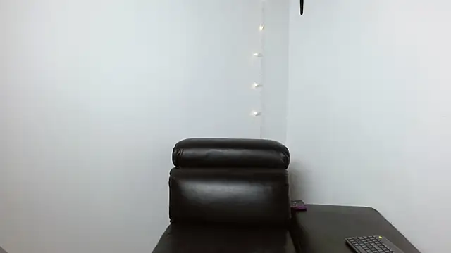 Snapshot of JhoanitaCats chatting on December 9, 2024, 11:03 pm JhoanitaCats online show from December 9, 2024, 11:03 pm