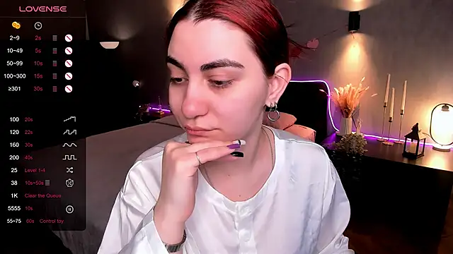 hannacheekss  online show from April 28, 2026, 2:27 am
