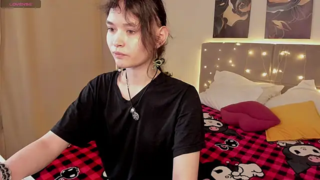 Snapshot of Emily_Strikeee chatting on May 6, 2026, 1:47 am Emily Strikeee online show from May 6, 2026, 1:47 am