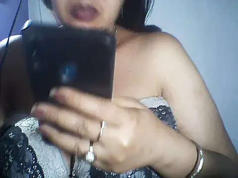 layanah12 online show from July 15, 2026, 9:42 pm