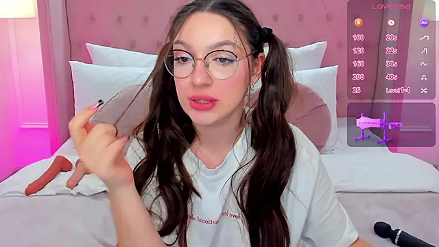 Snapshot of GiaCale chatting on March 9, 2025, 11:56 pm GiaCale online show from March 9, 2025, 11:56 pm