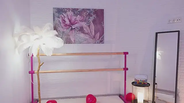 Snapshot of lylylovesyou chatting on February 20, 2025, 5:44 am lylylovesyou online show from February 20, 2025, 5:44 am