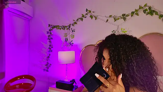 NahiaraReina online show from April 26, 2026, 1:53 pm