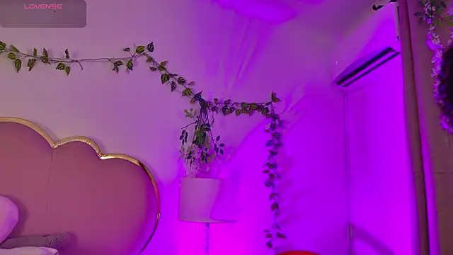 Snapshot of NahiaraReina chatting on May 28, 2026, 1:52 pm NahiaraReina online show from May 28, 2026, 1:52 pm
