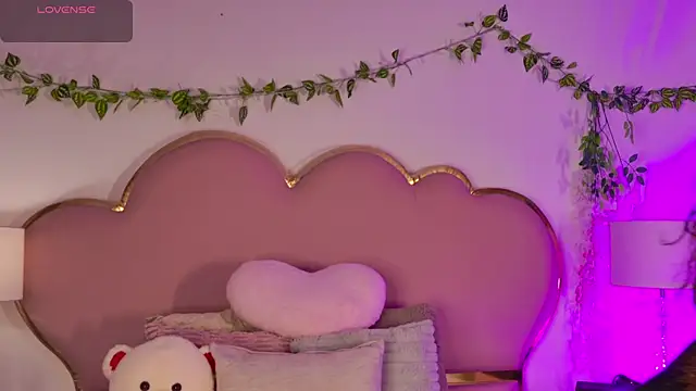 NahiaraReina online show from June 25, 2026, 1:37 pm