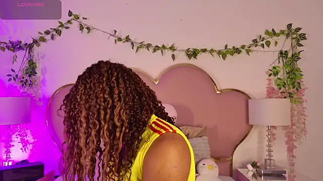 NahiaraReina online show from June 27, 2026, 1:39 pm