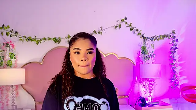 NahiaraReina online show from July 24, 2026, 1:31 pm