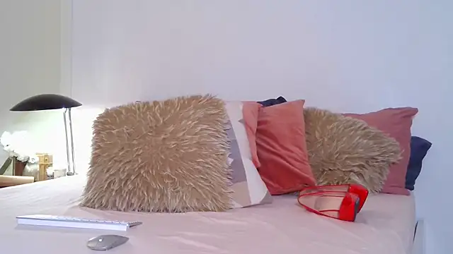 Snapshot of JuliaMartini chatting on November 28, 2025, 10:18 am JuliaMartini online show from November 28, 2025, 10:18 am