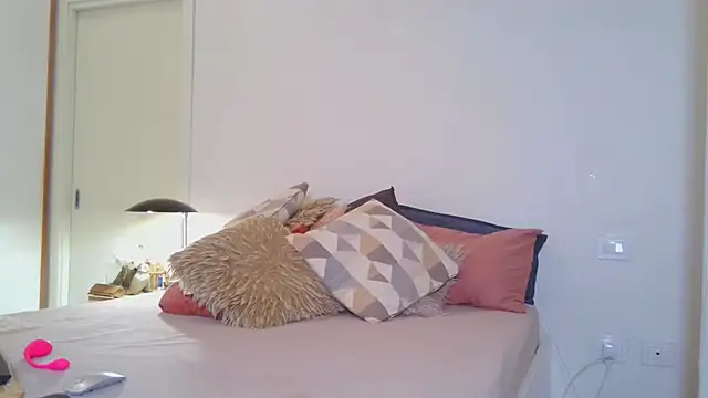 Snapshot of JuliaMartini chatting on January 15, 2026, 9:47 am JuliaMartini online show from January 15, 2026, 9:47 am