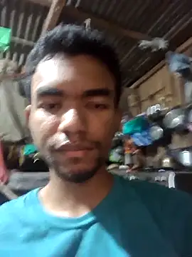 Snapshot of Reynold2608 chatting on December 17, 2025, 11:44 pm Reynold2608 online show from December 17, 2025, 11:44 pm