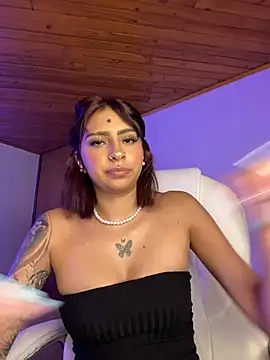 Hilary pinkk online show from March 10, 2026, 2:05 am