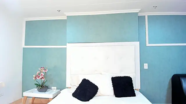 Snapshot of Khenta_Michells chatting on September 23, 2025, 10:51 am Khenta Michells online show from September 23, 2025, 10:51 am