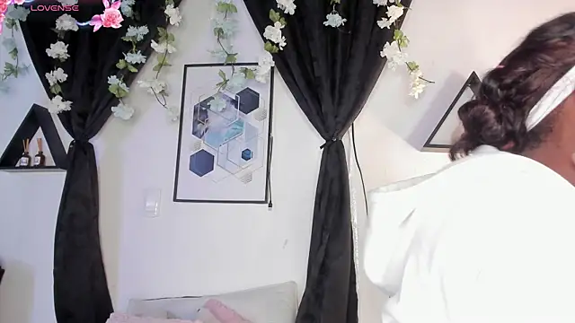 Khenta Michells online show from May 5, 2026, 10:34 am