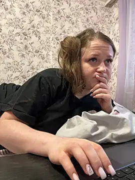 LizzyShine online show from March 18, 2025, 3:42 pm