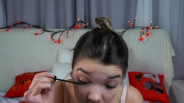 VeronaAppleberry online show from October 29, 2025, 11:12 am