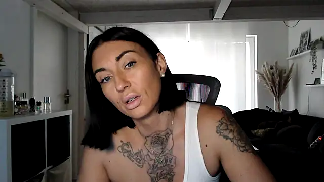 IntiMia online show from October 13, 2025, 7:08 am