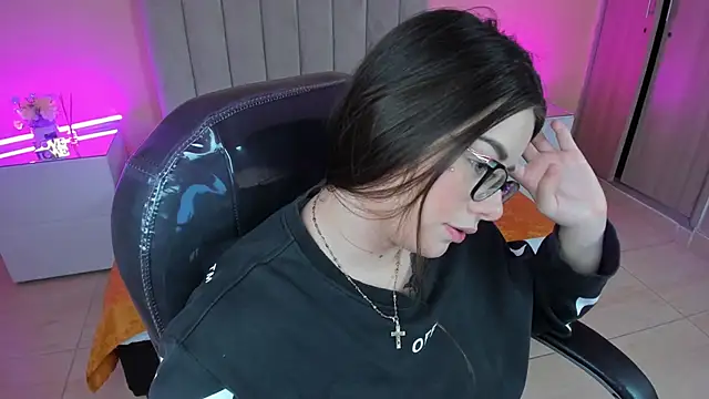 Charlotte Olsen  online show from April 30, 2026, 8:57 pm