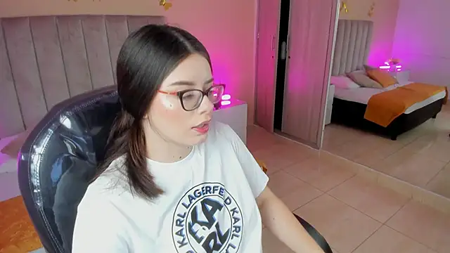 Charlotte Olsen  online show from May 19, 2026, 8:04 pm