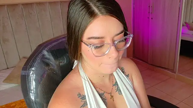 Charlotte Olsen  online show from June 10, 2026, 8:52 pm