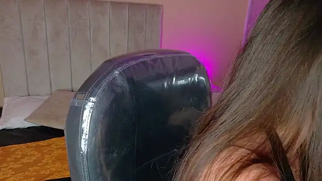 Charlotte Olsen  online show from June 15, 2026, 8:22 pm