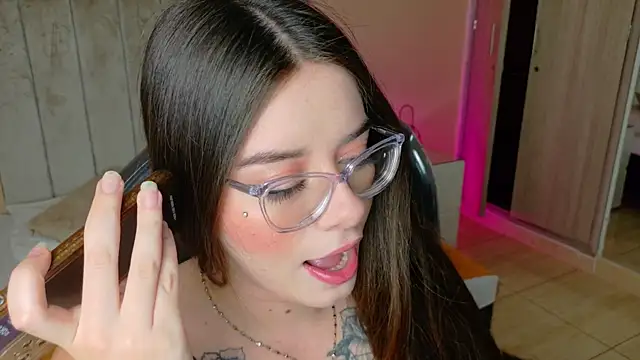Charlotte Olsen  online show from June 17, 2026, 8:32 pm