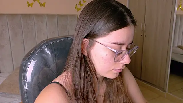 Charlotte Olsen  online show from June 30, 2026, 7:48 pm