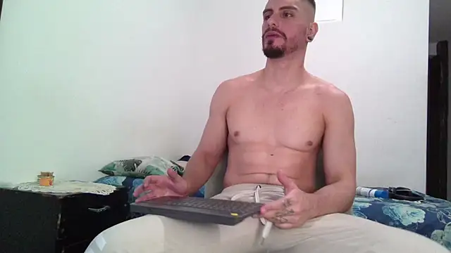 Snapshot of Aaron_kwok28 chatting on December 6, 2024, 12:34 am Aaron kwok28 online show from December 6, 2024, 12:34 am