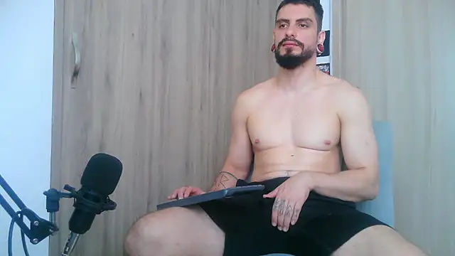 Snapshot of Aaron_kwok28 chatting on October 16, 2025, 6:20 pm Aaron kwok28 online show from October 16, 2025, 6:20 pm