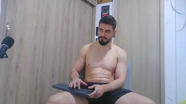 Snapshot of Aaron_kwok28 chatting on November 14, 2025, 2:32 am Aaron kwok28 online show from November 14, 2025, 2:32 am