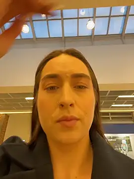 Holly Play online show from November 21, 2025, 12:04 pm