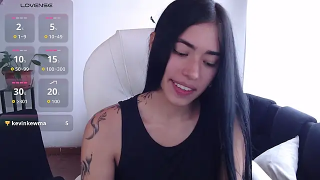 Snapshot of LESLIEBLACK_ chatting on August 5, 2026, 6:11 pm LESLIEBLACK online show from August 5, 2026, 6:11 pm