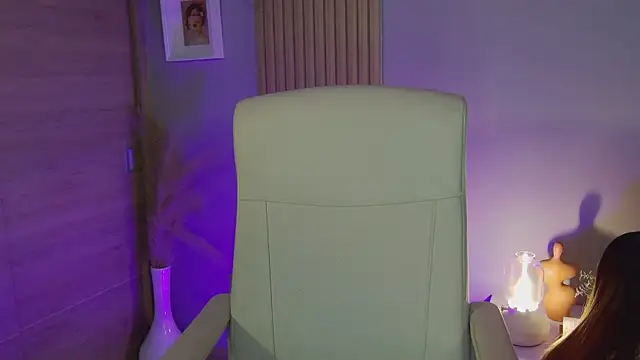 Alessia-miller  online show from January 3, 2025, 9:05 pm