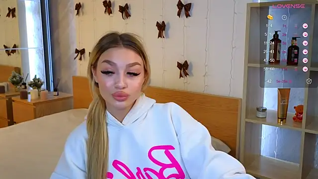 Ella Milla online show from December 24, 2024, 8:33 am