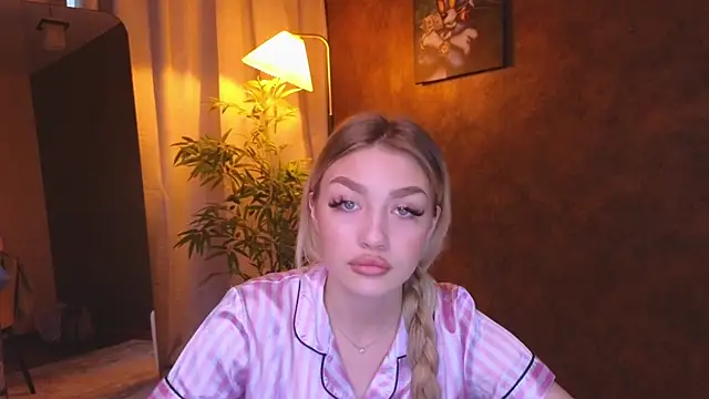 Ella Milla online show from January 7, 2025, 11:26 am