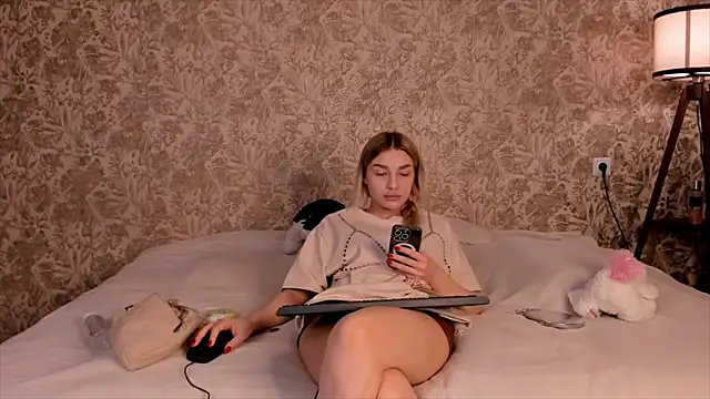 Ella Milla online show from March 6, 2025, 10:09 am