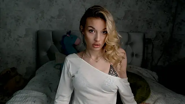 Snapshot of Ella_Milla chatting on June 5, 2026, 2:12 pm Ella Milla online show from June 5, 2026, 2:12 pm
