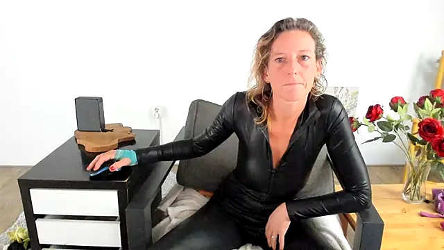 MendiPetite online show from October 6, 2025, 7:39 am