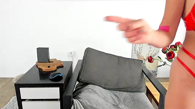 MendiPetite online show from October 17, 2025, 8:22 pm