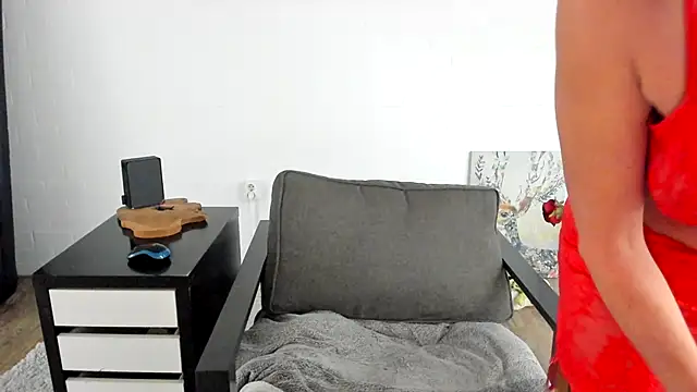 MendiPetite online show from October 21, 2025, 8:48 am