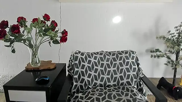 MendiPetite online show from April 23, 2026, 4:53 pm