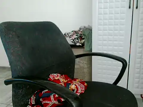 Snapshot of Hugetittiesxx2 chatting on February 14, 2025, 1:34 am Hugetittiesxx2 online show from February 14, 2025, 1:34 am